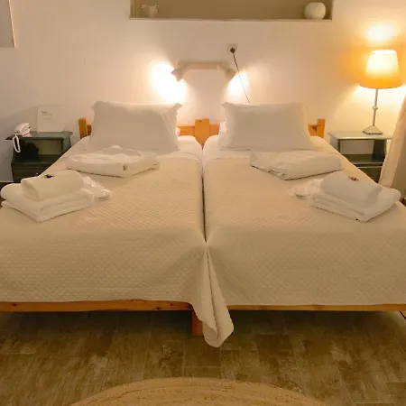 Akrotiri Hotel 2*