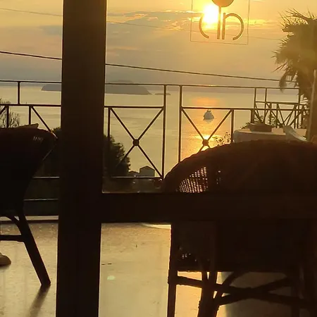 Akrotiri Hotel