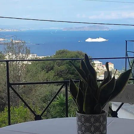 Akrotiri Hotel 2*