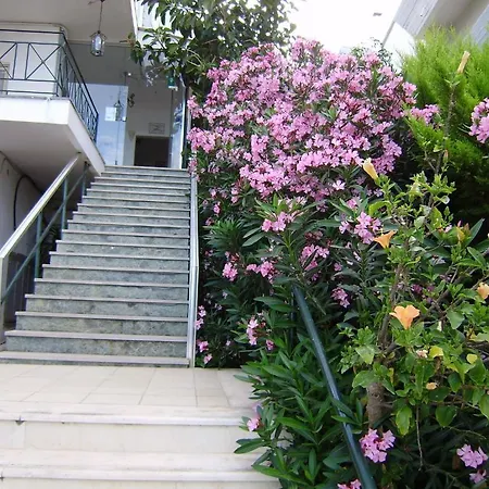 Akrotiri Hotel 2*