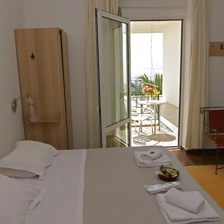 Hotel Akrotiri 2*
