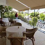 Akrotiri Hotel