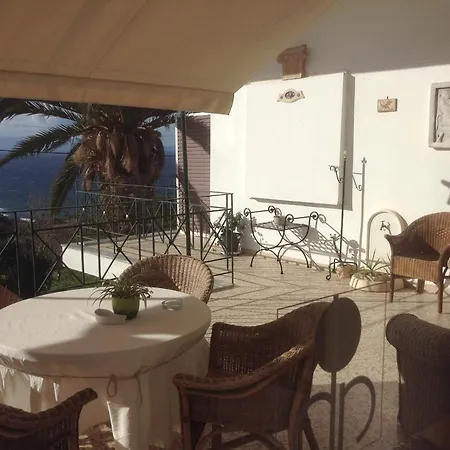Akrotiri Hotel 2*