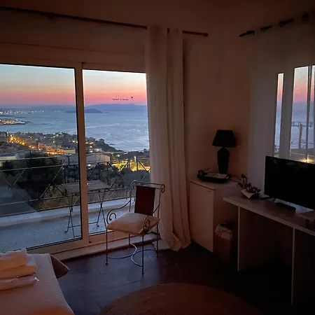 Akrotiri Hotel 2*