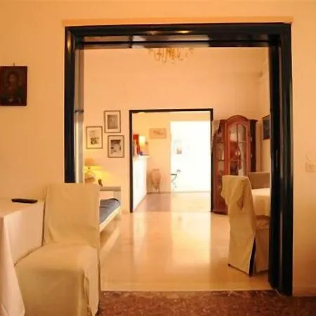 Akrotiri Hotel 2*