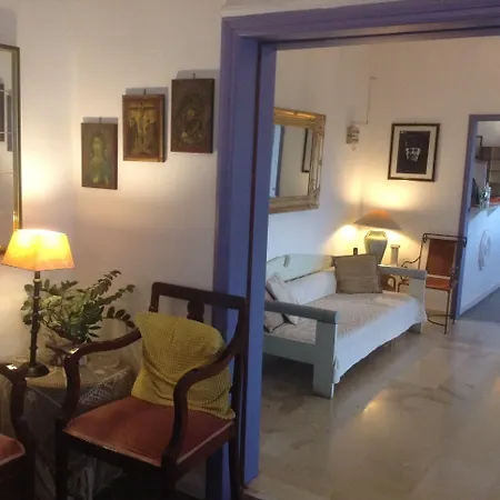 Akrotiri Hotel