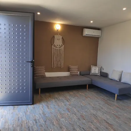 Akrotiri Hotel 2*