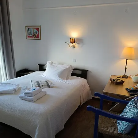 Akrotiri Hotel 2*