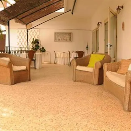 Akrotiri Otel